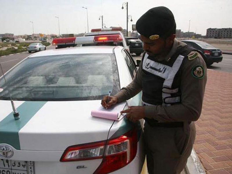 المرور يوضح: ركوب السيارة أو النزول منها أثناء سير المركبات يُعد مخالفة